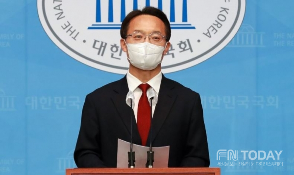 국민의힘 당권에 도전하는 조해진 의원이 18일 오후 서울 여의도 국회 소통관에서 전당대회 관련 기자회견을 하고 있다.
