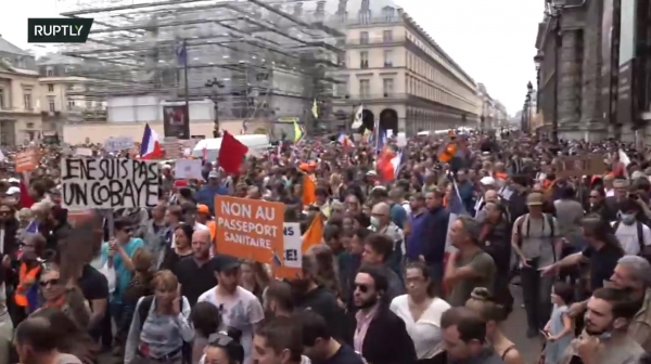 프랑스의 백신 반대 시위에 수 만명이 나왔다