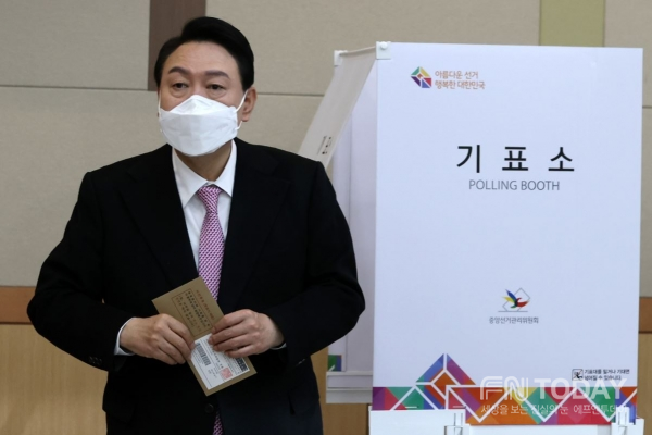 국민의힘 윤석열 대선 후보가 4일 오전 부산 남구청 대강당에 마련된 사전투표소에서 기표소를 나서고 있다.
