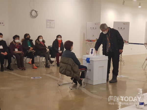 제20대 대통령선거 사전투표 첫날인 4일 오전 서울시 구로구 구민회관에 마련된 투표소에서 한 시민이 기표한 투표용지를 투표함에 넣고 있다