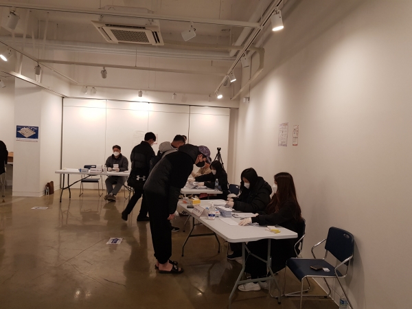 제20대 대통령선거 사전투표 첫날인 4일 오전 서울시 구로구 구민회관에 마련된 투표소에서 시민들이 투표 번호를 확인하고 있다.