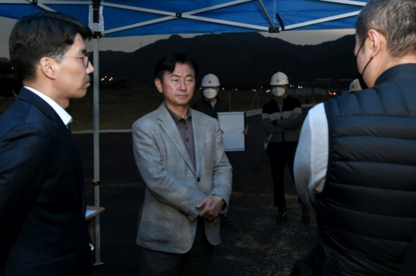 김동근 의정부시장(오른쪽 두번째)이 지난 26일 산곡동 396번지 일원에 복합문화융합단지 도시개발사업 현장에서 보고를 받고 있다[사진=의정부시]