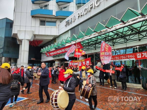 김기현 당대표 후보를 응원하는 사물놀이 패들이 행사장 앞에서 흥울 돋우고 있다.