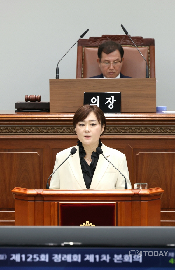 창원특례시의회 김묘정 의원이 5분 자유발언을 하고 있다.