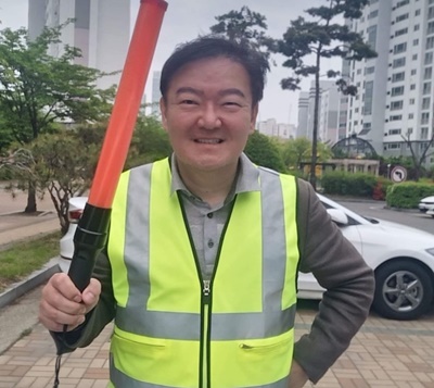 교통안전 지킴이 봉사활동을 하고 있는 민경욱 전 의원(인천연수을)