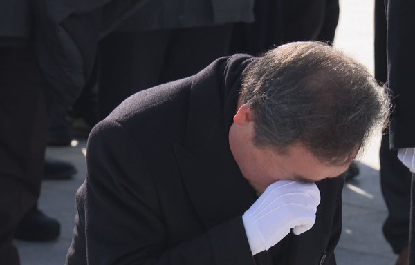더불어민주당 이낙연 전 대표가 7일 오전 광주 북구 국립 5·18 민주묘지에서 무릎을 꿇고 참배하면서 눈물을 닦고 있다.