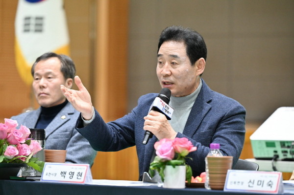백영현 포천 시장(오른쪽)이  6일 신북체육문화센터에서 2024년 신북면 주민과의 공감소통 간담회를 개최했다(사진=포천시)