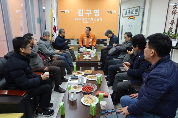 김구영 개혁신당 지난 19일 언론인 간담회를 개최하고 공약 설명, 현안 질의 응답 등을 진행하고 있다.