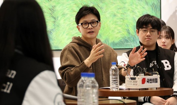 국민의힘 한동훈 비상대책위원장이 4일 오후 충남 천안 백석대학교를 찾아 새 학기를 시작한 대학생들과 '타운홀미팅'을 하고 있다.