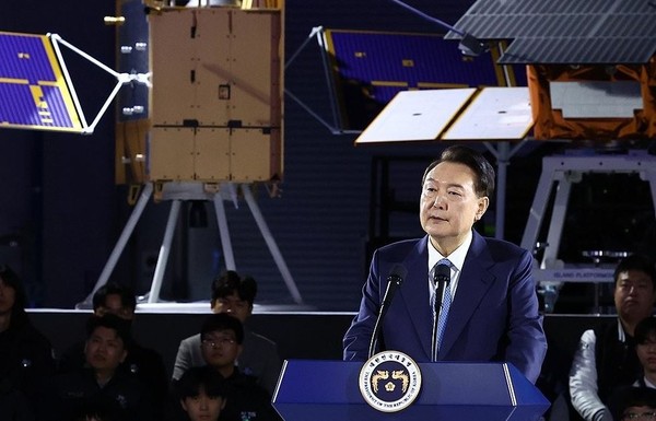 윤석열 대통령이 13일 경남 사천시 한국항공우주산업(KAI)에서 열린 '대한민국 우주산업 클러스터 출범식'에서 축사를 하고 있다.
