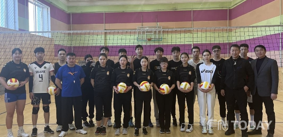 창녕군새마을회와 경남FC가 기증한 배구공등으로 몽골 국대를 꿈꾸며 훈련중인 만달솜 제1학교 선수들과 '트무러' 학교 이사장.