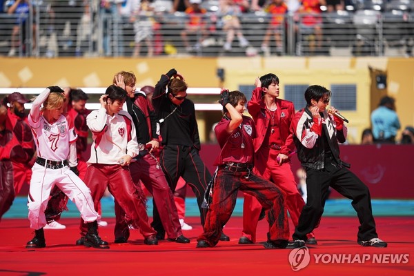 월드컵 결승전 하프타임서 공연하는 BTSBTS가 19일(현지시간) 미국 뉴저지주 이스트러더포드의 뉴욕뉴저지스타디움에서 열린 국제축구연맹(FIFA) 북중미 월드컵 결승전 하프타임쇼에서 공연하고 있다. [AP=연합뉴스]