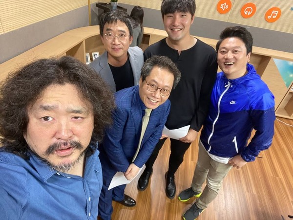 박동희 야구 전문기자, 한준희 축구 해설위원, 박문성 축구 해설위원 등이 좌편향 유튜버 김어준의 유튜브 채널에 고정으로 출연하면서 대한축구협회를 지속적으로 비난해왔다/  2020년 김어준의 뉴스공장 페이스북 갈무리
