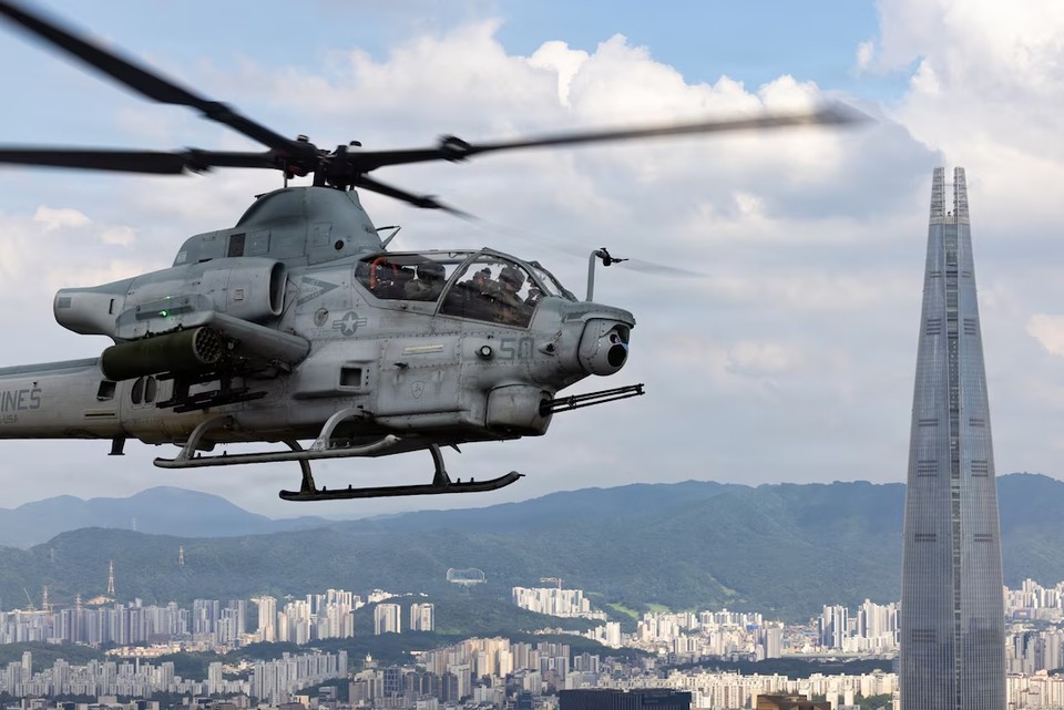 미 해병대 제36항공단(Marine Aircraft Group 36), 제1해병항공단(1st Marine Aircraft Wing) 소속 AH-1Z 바이퍼 헬기가 2026년 7월 24일 한국해병교류훈련 26.2(KMEP 26.2) 기간 중 대한민국 서울 상공을 비행하고 있다. =출처 주한미군사령부 홈페이지